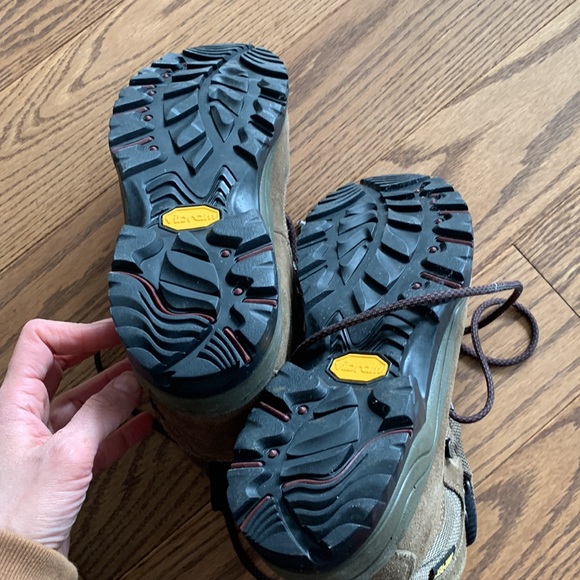 Practically new Columbia hiking boots USA9 - Picture 2 of 5